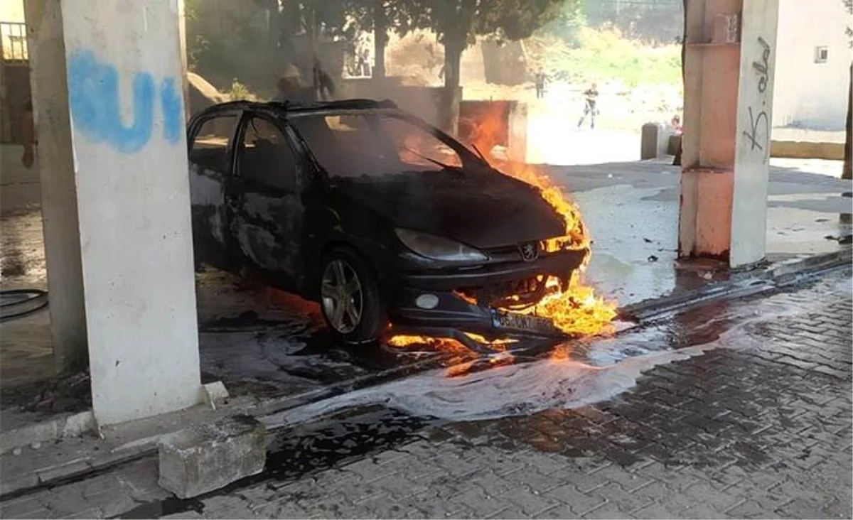 Kahramanmaraş\'ta Park Halindeki Otomobil Yandı