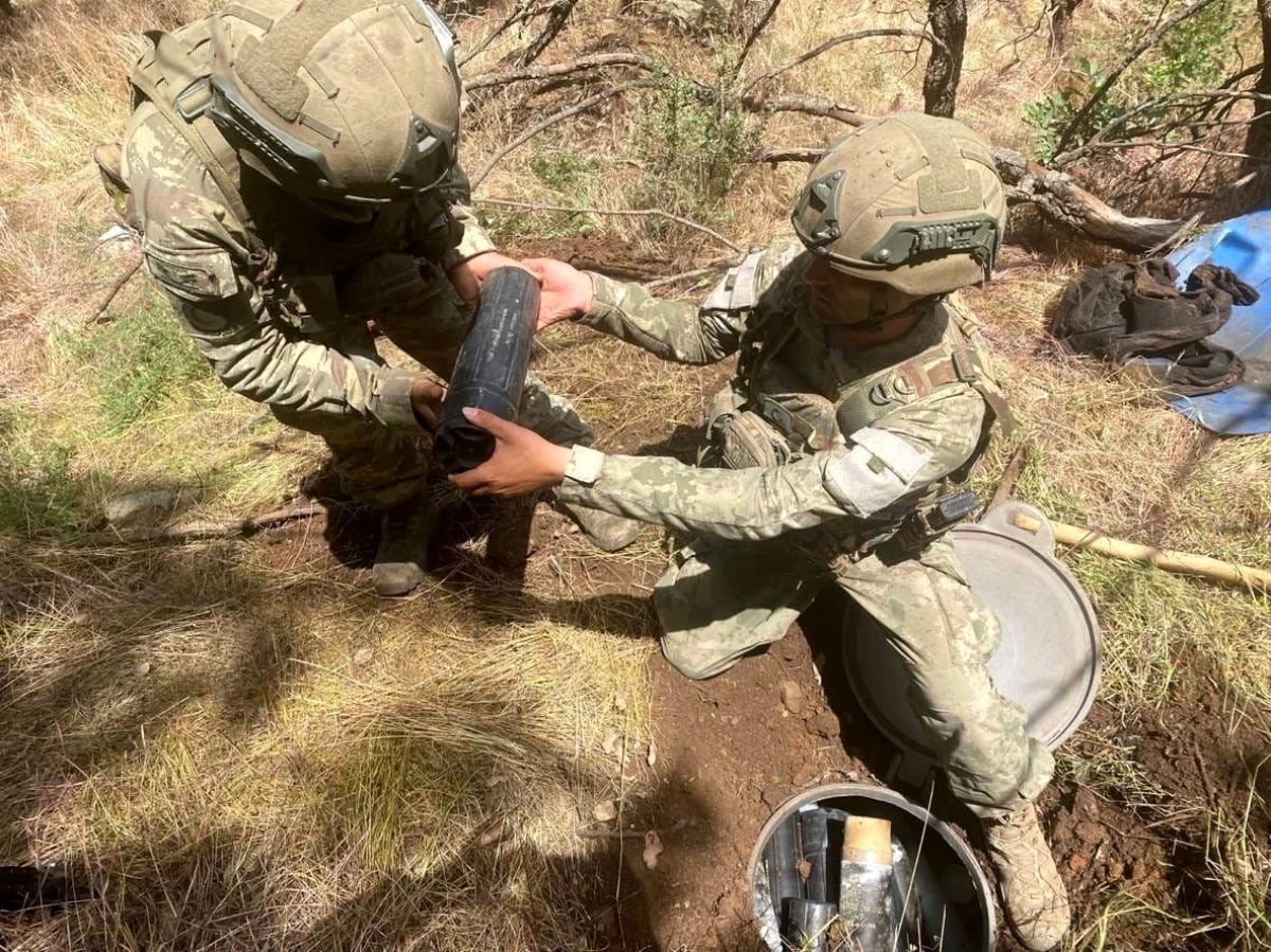 PKK\'lı Teröristlere Ait 73 Adet Havan Mühimmatı ve 1 Adet AK-47 Ele Geçirildi