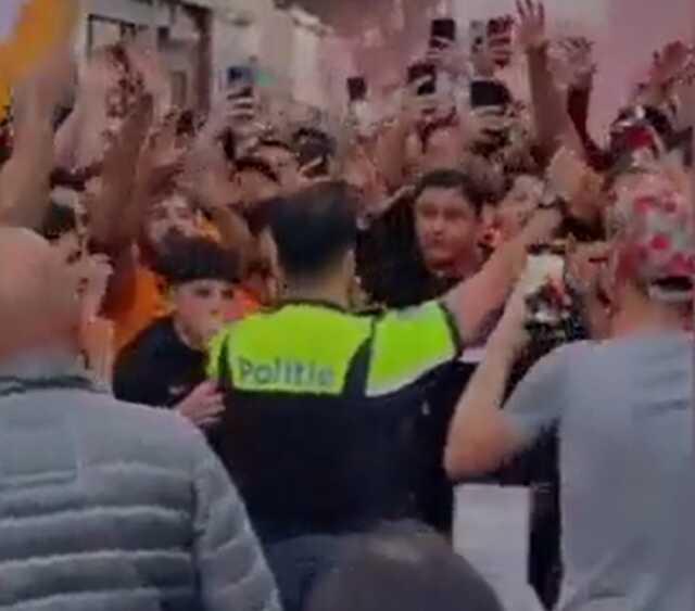 Resmen çılgınlık! Avrupa'daki Galatasaraylı taraftarlar, yabancı polislere bakın neler yaptırdı