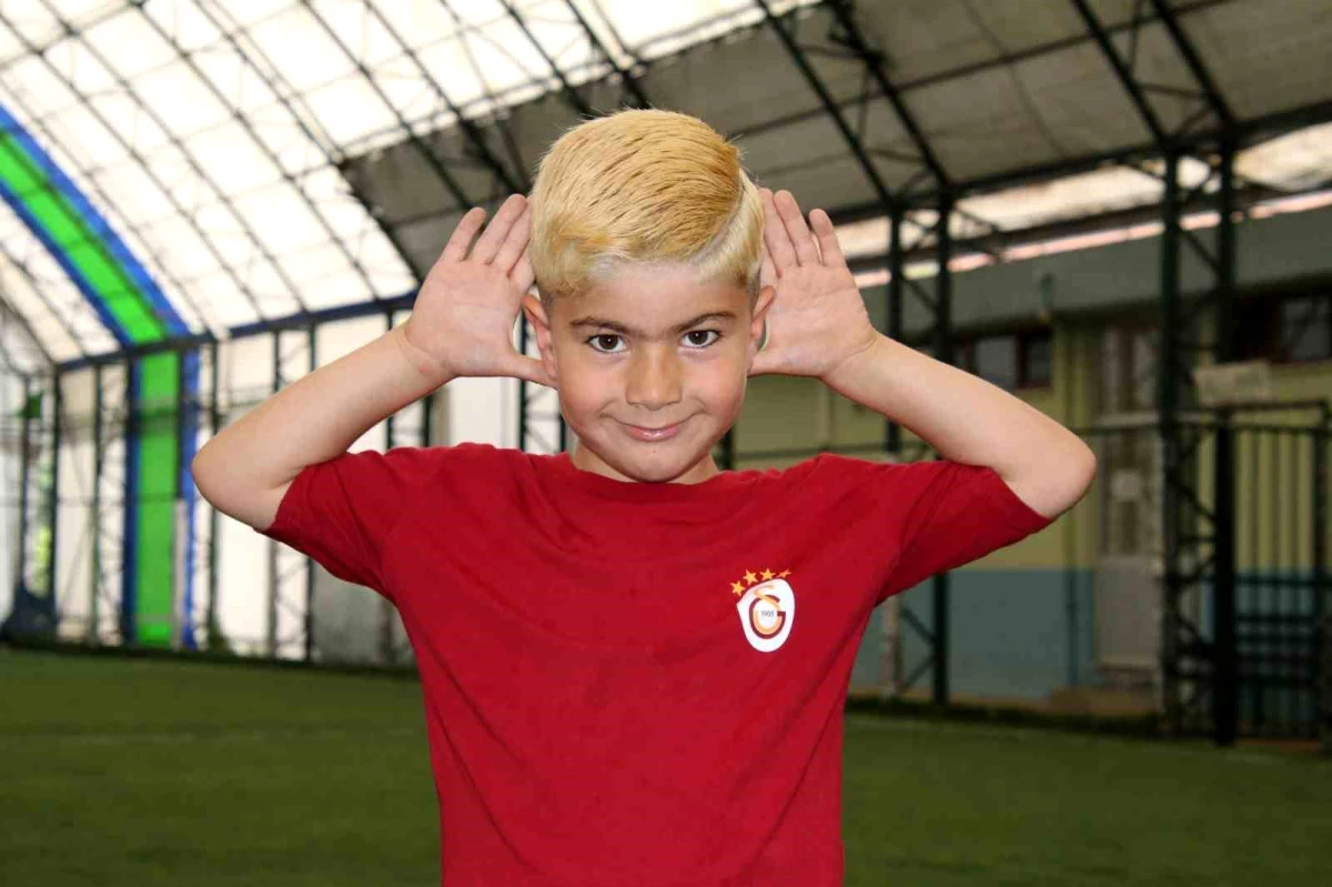 6 yaşındaki İlteriş, Icardi sevgisiyle saçlarını sarıya boyattırdı