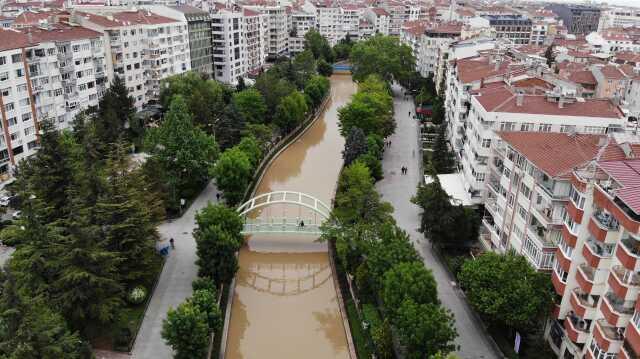 Sağanak yağış sonrası turistik Porsuk Çayı'nın rengi kahverengiye döndü