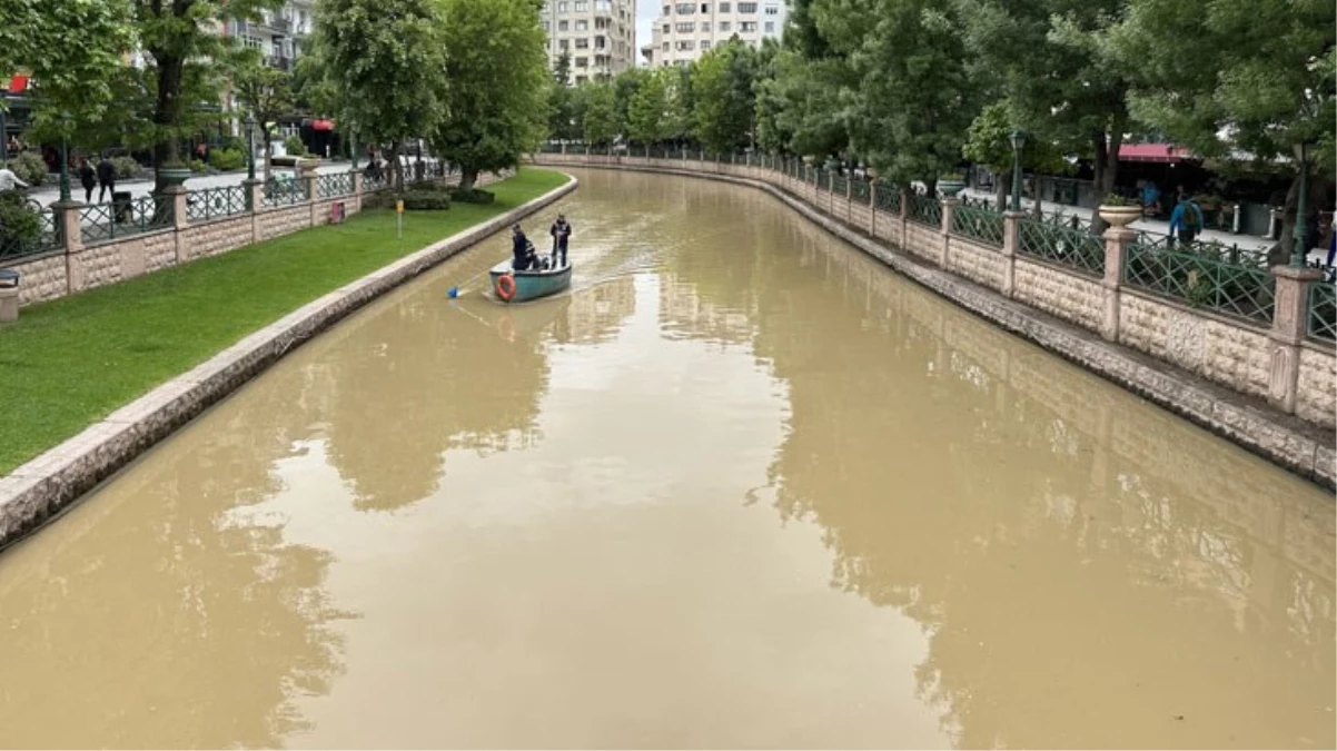 Sağanak yağış sonrası turistik Porsuk Çayı\'nın rengi kahverengiye döndü