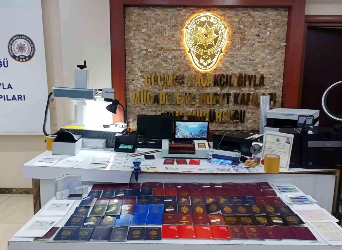 İstanbul\'da Sahte Pasaport Operasyonu: 3 Kişi Yakalandı
