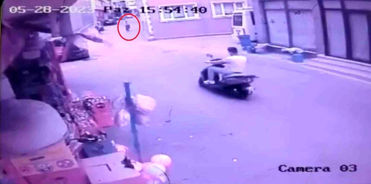 Boş yolda motosiklet ve bisiklet kafa kafaya böyle çarpıştı