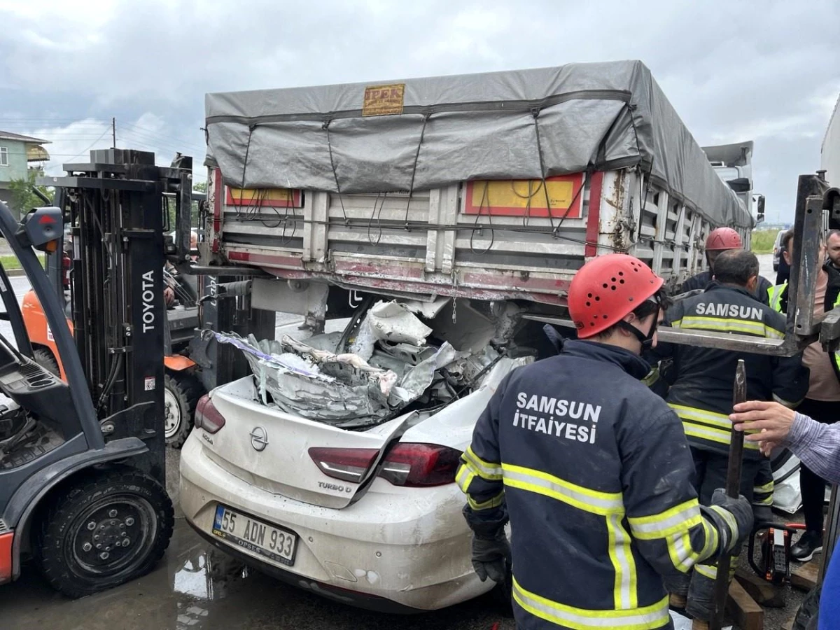 Samsun\'da Tırın Altına Giren Otomobilin Sürücüsü Hayatını Kaybetti