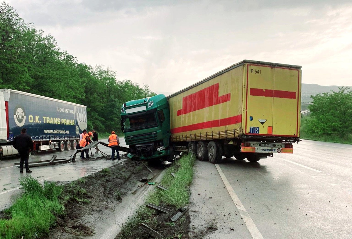 Samsun\'da Tır Bariyere Çarptıp Su Kanalına Girdi
