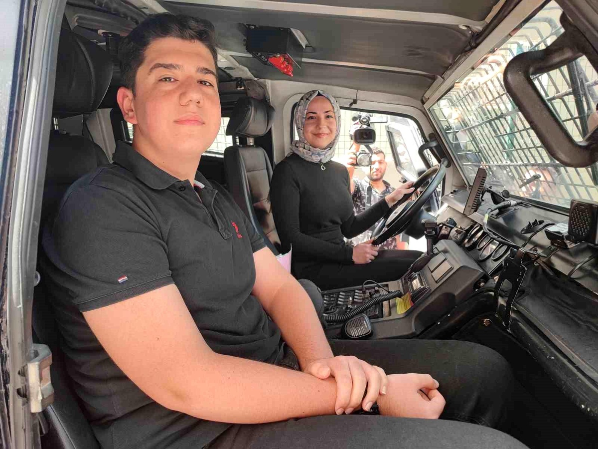 Şehit polis memuru Şahin Altmış\'ın kızı babasının isminin yazıldığı zırhlı araca duygusal anlar yaşadı