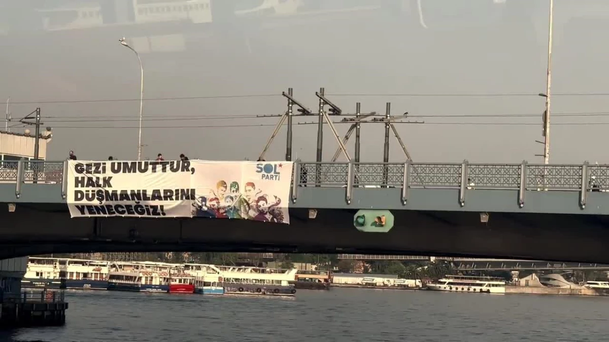 Sol Parti Galata Köprüsü\'ne Gezi Pankartı Astı