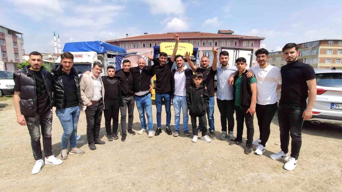 Sultangazi\'de Cumhurbaşkanı Erdoğan sevdalısı gençler dede yadigarı kamyonla konvoy yaptı
