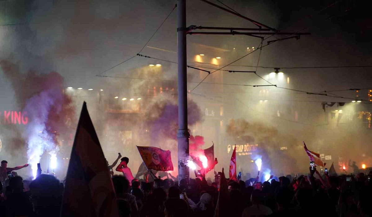Galatasaray Şampiyonluğunu Taksim\'de Kutladı