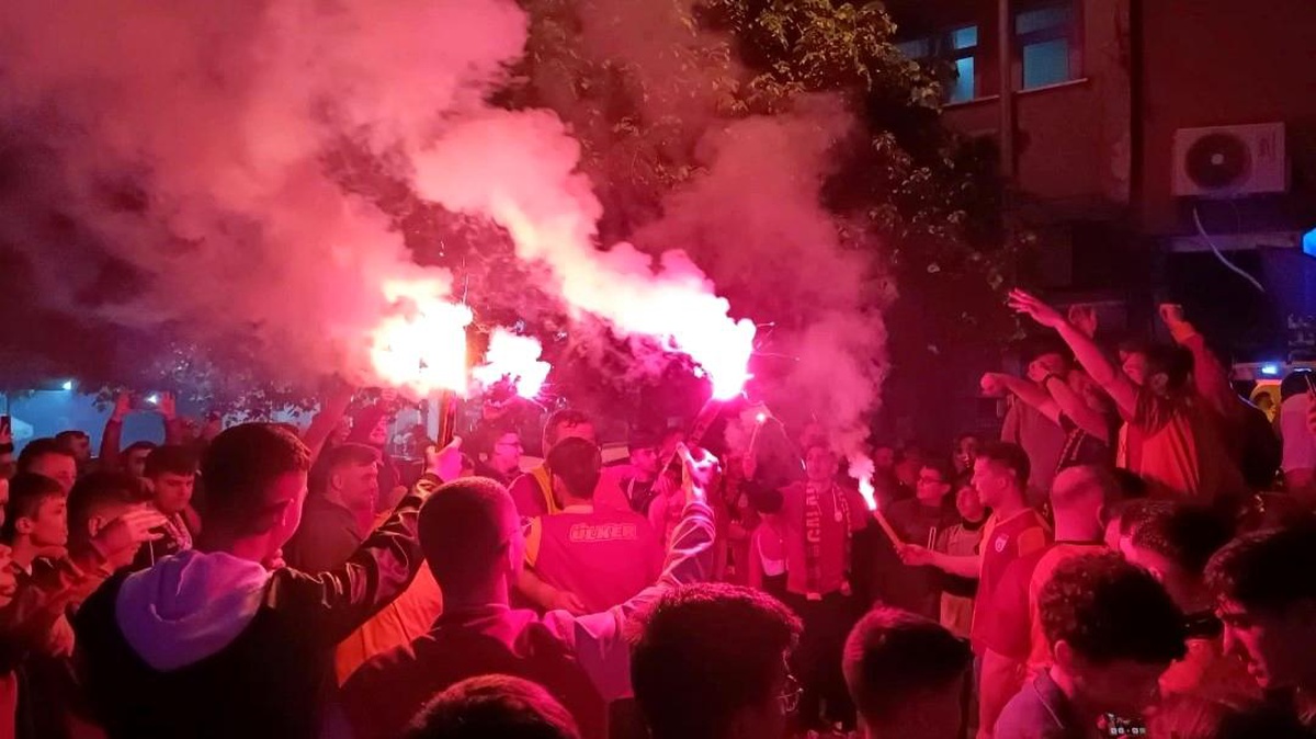 Türkeli\'de Galatasaray Taraftarları Şampiyonluğu Kutladı