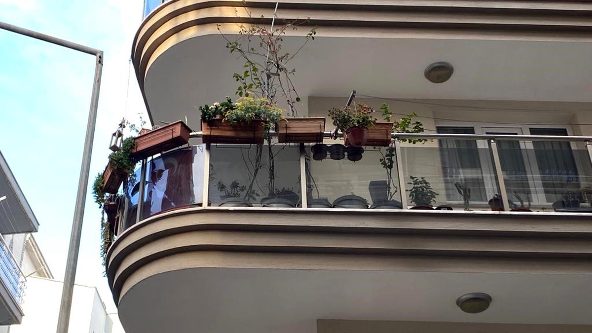 Evlerin balkonlarındaki çiçek saksıları tehlike saçıyor