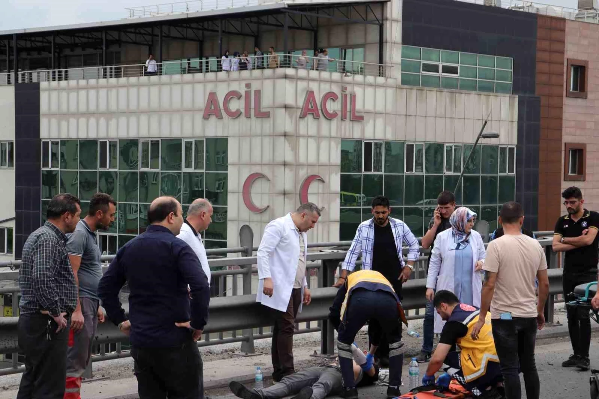 Kayseri\'de Üstgeçitte Kaza: Yaralı Sürücüye Hastanedeki Sağlık Çalışanları Müdahale Etti