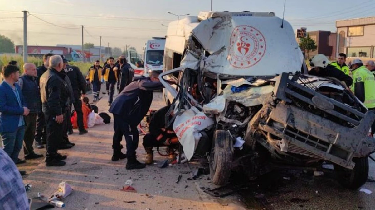 Bursa\'da sporcuları taşıyan minibüs kamyona çarptı: 1 ölü, 16 yaralı