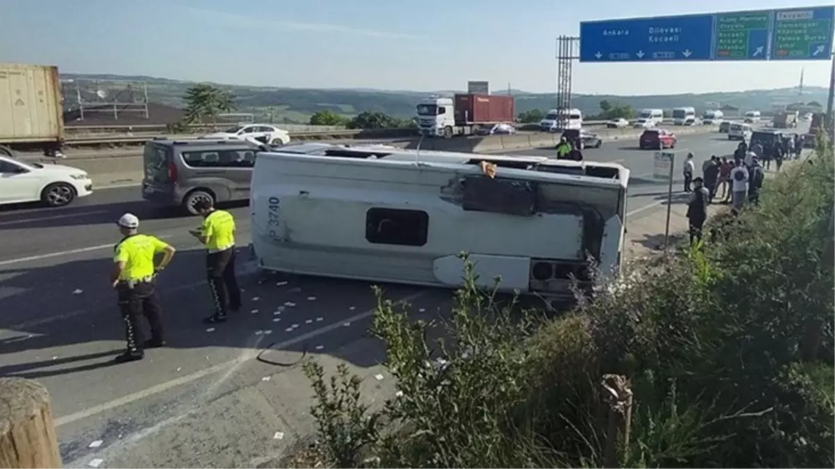 D-100\'de işçileri taşıyan midibüs tıra çarptı: 13 yaralı