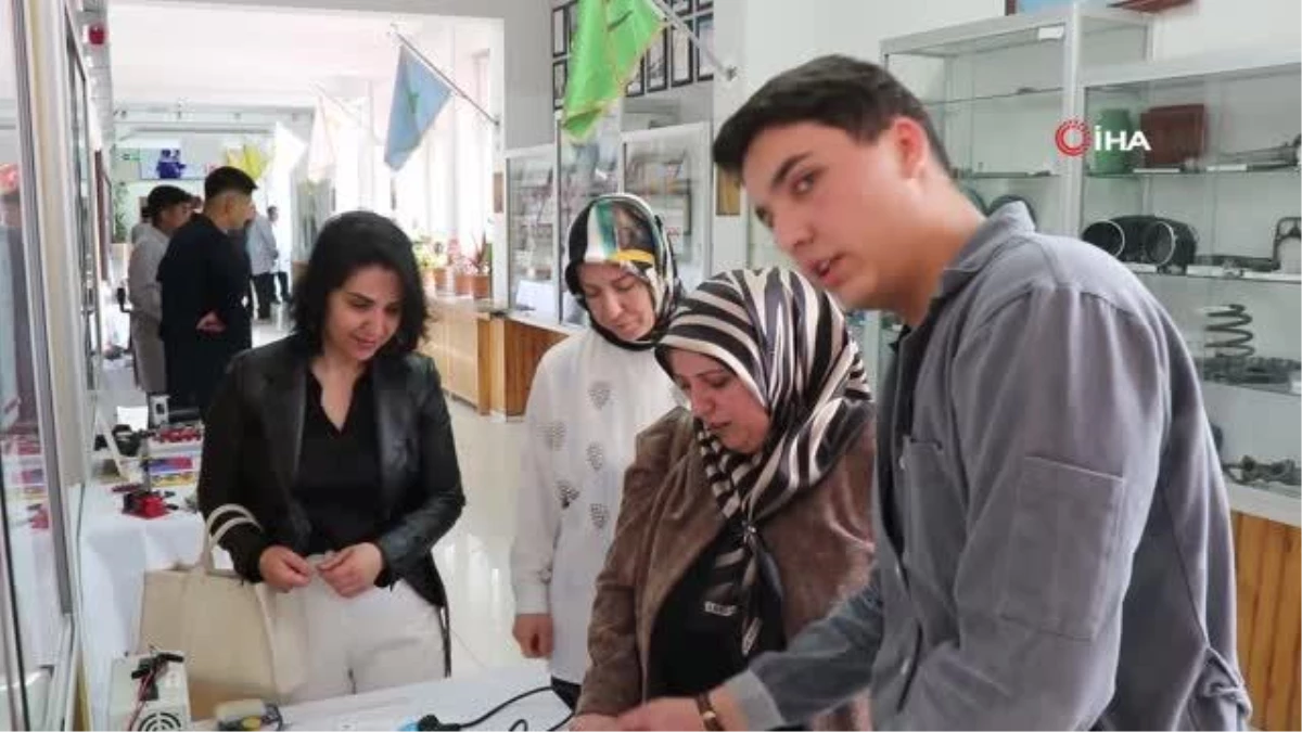 Kırşehir\'de Mesleki ve Teknik Anadolu Lisesi öğrencileri elektrikli otomobil motoru üzerinde çalışıyor
