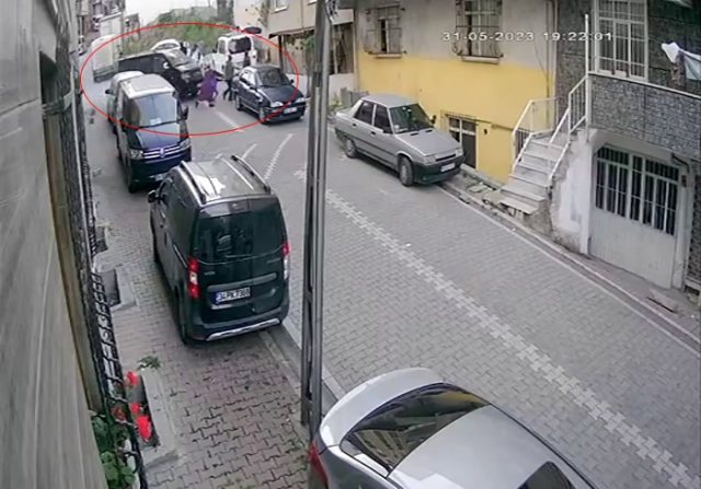 İstanbul'da feci kaza: Sokağa girmeye çalışan araç, 1'i çocuk 3 kişiyi altına alarak böyle ezdi