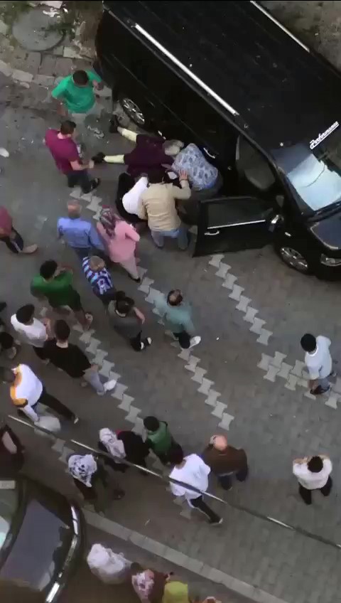 İstanbul'da feci kaza: Sokağa girmeye çalışan araç, 1'i çocuk 3 kişiyi altına alarak böyle ezdi