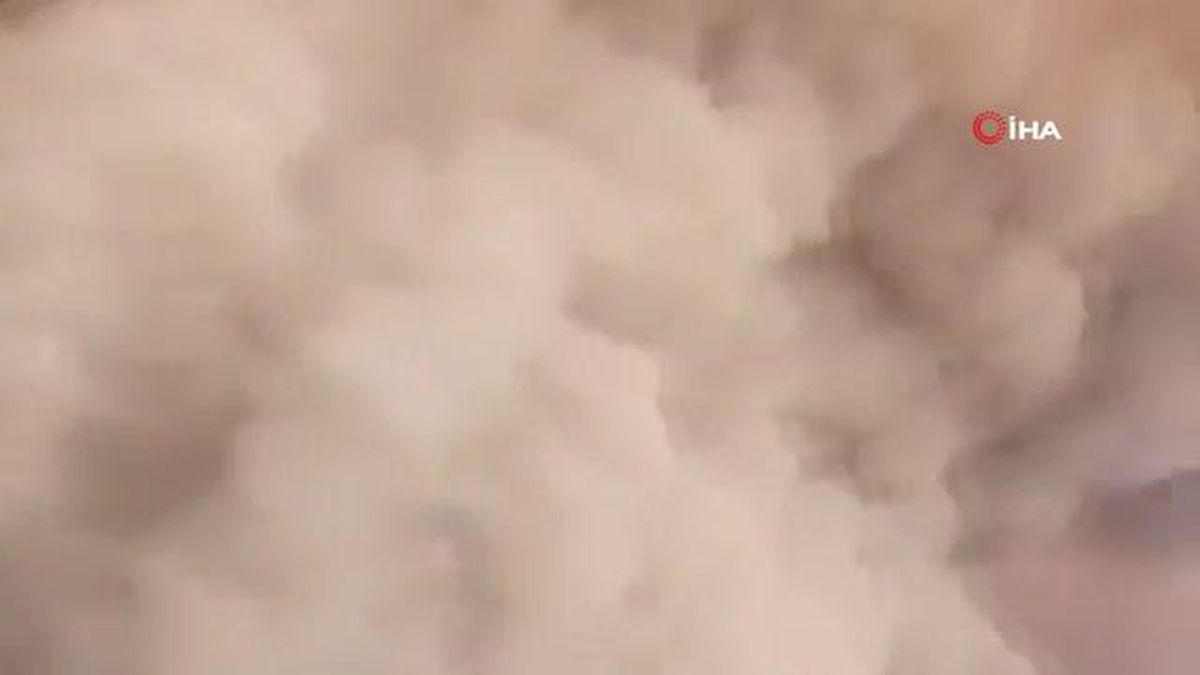 Kahire\'yi kum fırtınası vurdu, gökyüzü turuncuya döndü