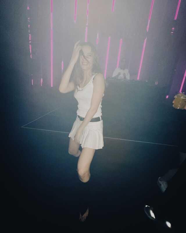 Katıldığı partide kendinden geçen Serenay Sarıkaya, süper mini eteğiyle kalça dansı yaptı