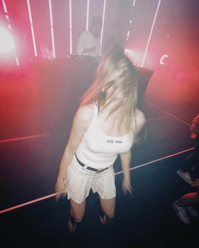 Katıldığı partide kendinden geçen Serenay Sarıkaya, süper mini eteğiyle kalça dansı yaptı