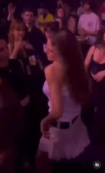 Katıldığı partide kendinden geçen Serenay Sarıkaya, süper mini eteğiyle kalça dansı yaptı