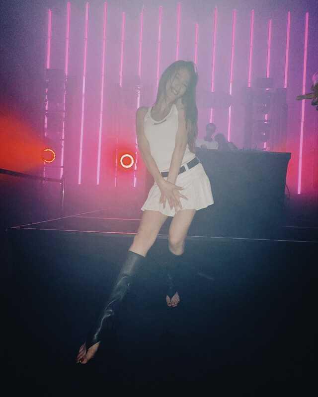 Katıldığı partide kendinden geçen Serenay Sarıkaya, süper mini eteğiyle kalça dansı yaptı