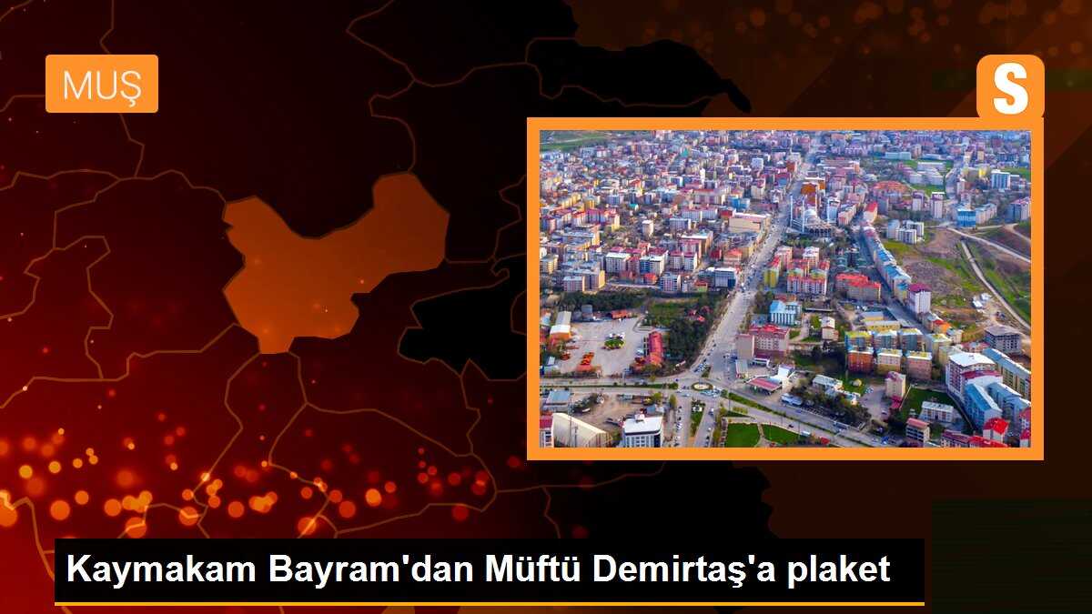 Kaymakam Bayram\'dan Müftü Demirtaş\'a plaket