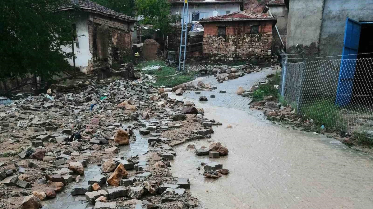 Kırıkkale\'de sel ve dolu felaketi: Araçlar sürüklendi, evler sular altında kaldı, tarım arazileri zarar gördü