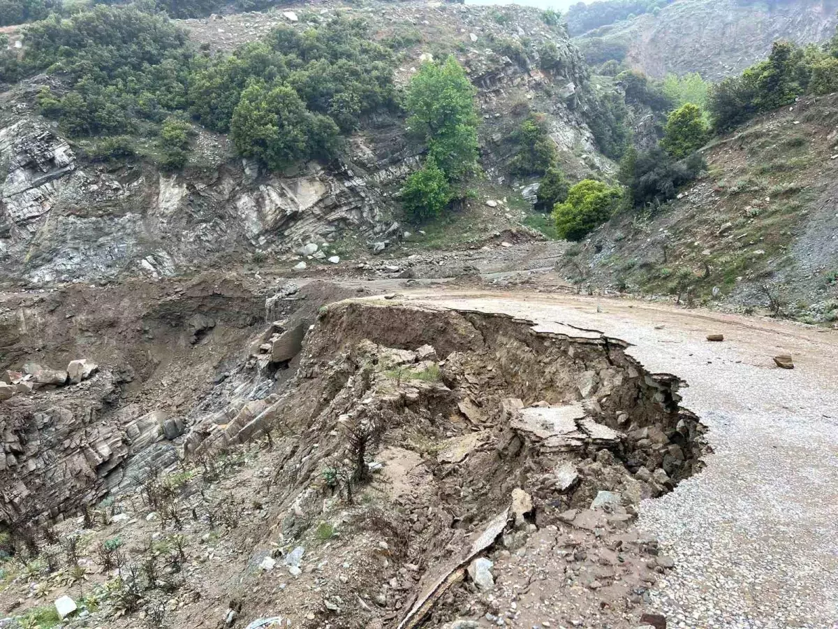 Manisa\'da heyelan sebebiyle kapanan yol yeniden ulaşıma açıldı