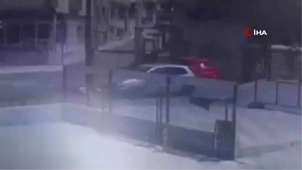 Otomobile çarpan bisikletli çocuk yaralandı...Kaza anı kamerada