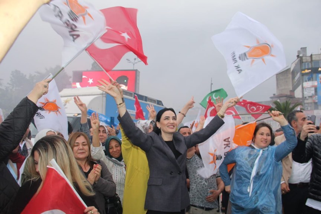 Türkiye Güzeli Sarıbaş, milletvekilliği kaydını yaptırdı