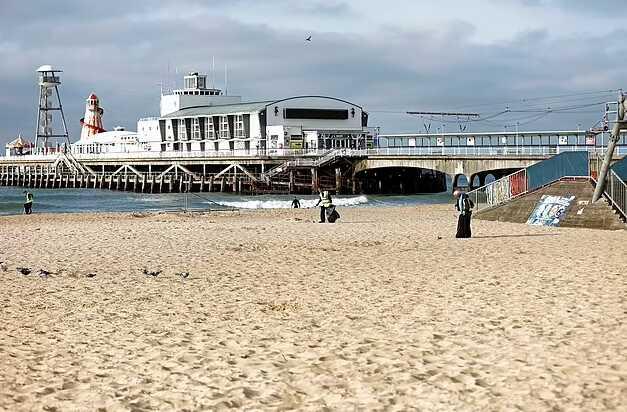Vicdanlar susmuş! Boğulan çocukları kurtarmaya çalışan doktoru kayda alıp dalga geçtiler