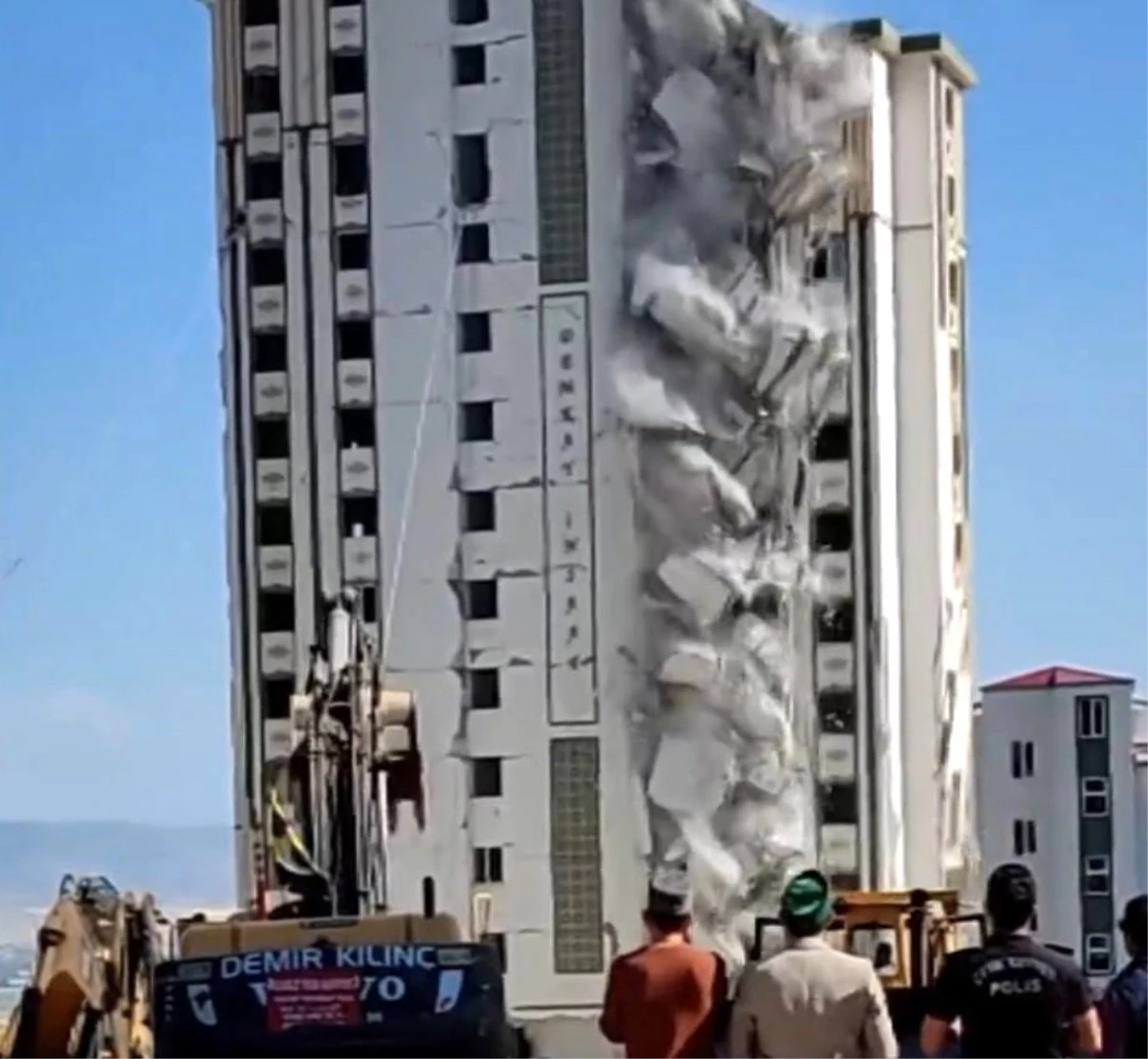Kahramanmaraş\'ta Yıkımı Yapılan Ağır Hasarlı Bina Sağlam Evin Üzerine Devrildi