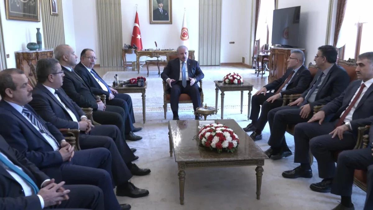 YSK Başkanı Ahmet Yener, Cumhurbaşkanı Erdoğan için hazırlanan mazbatayı TBMM Başkanı Şentop\'a sundu