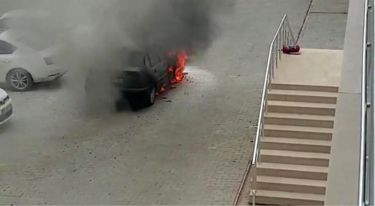 Elazığ\'da Alev Alan Araç Kullanılamaz Hale Geldi