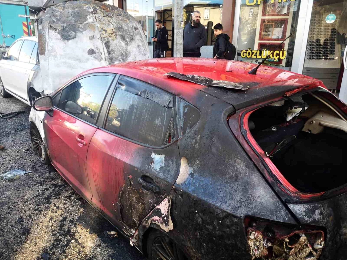 Erzurum\'da Araç Yangını: Bir Araç Kül Oldu, Dükkanlar Zarar Gördü