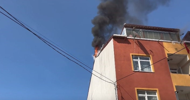 Arnavutköy'de yangında ilginç anlar: Genç kızı kurtardı, sigara yakıp itfaiyeyi bekledi