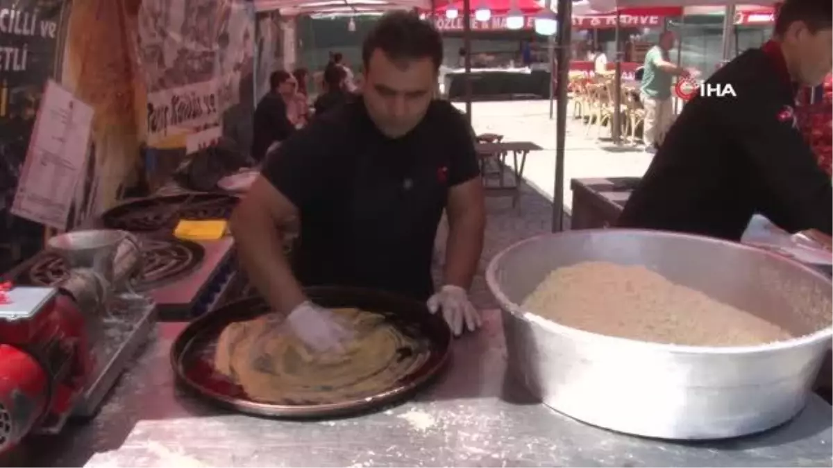 Ataşehir\'de Künefe Yeme Yarışmasını Taylandlı Depremzede Kazandı