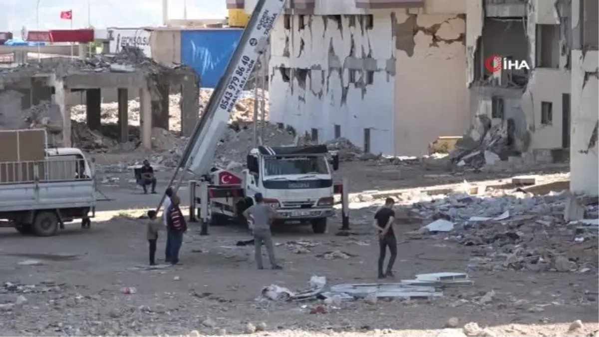 Kahramanmaraş\'ta Deprem Sonrası Ağır Hasarlı Binalardan Eşya Taşınıyor