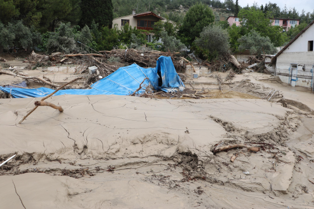 Denizli'de mahalleler sular altında kaldı, tarım alanları zarar gördü! Bölgedekiler '90 yıldır böylesi yaşanmadı' diyor