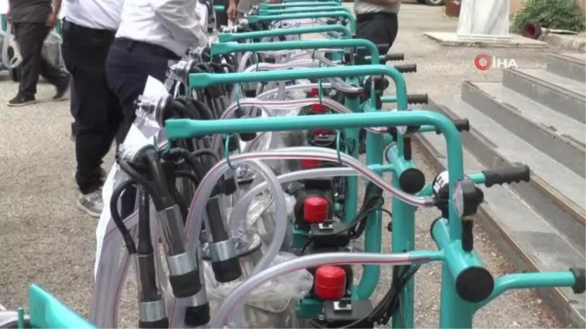 Depremde ahırları yıkılan süt üreticilerine süt sağım makinesi dağıtıldı