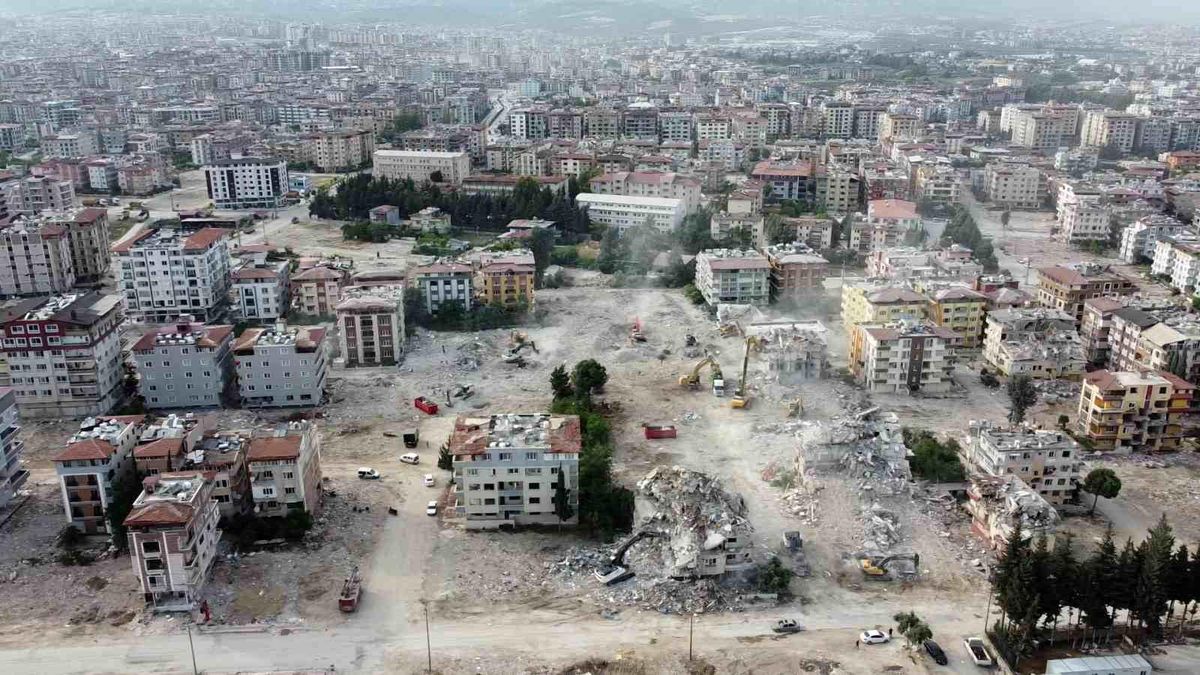 Depremin vurduğu Hatay\'da ağır hasarlı binalar yıkılıyor