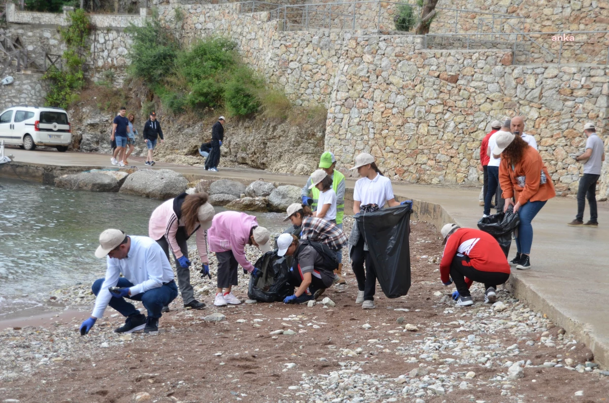 EMARÇEB Üyesi Belediye Başkanları ve Öğrenciler Turunç\'ta Sahil Temizliği Yaptı