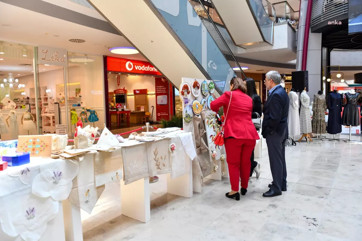 Esenyurt\'ta Kadınların El Emeği Ürünleri Sergilendi