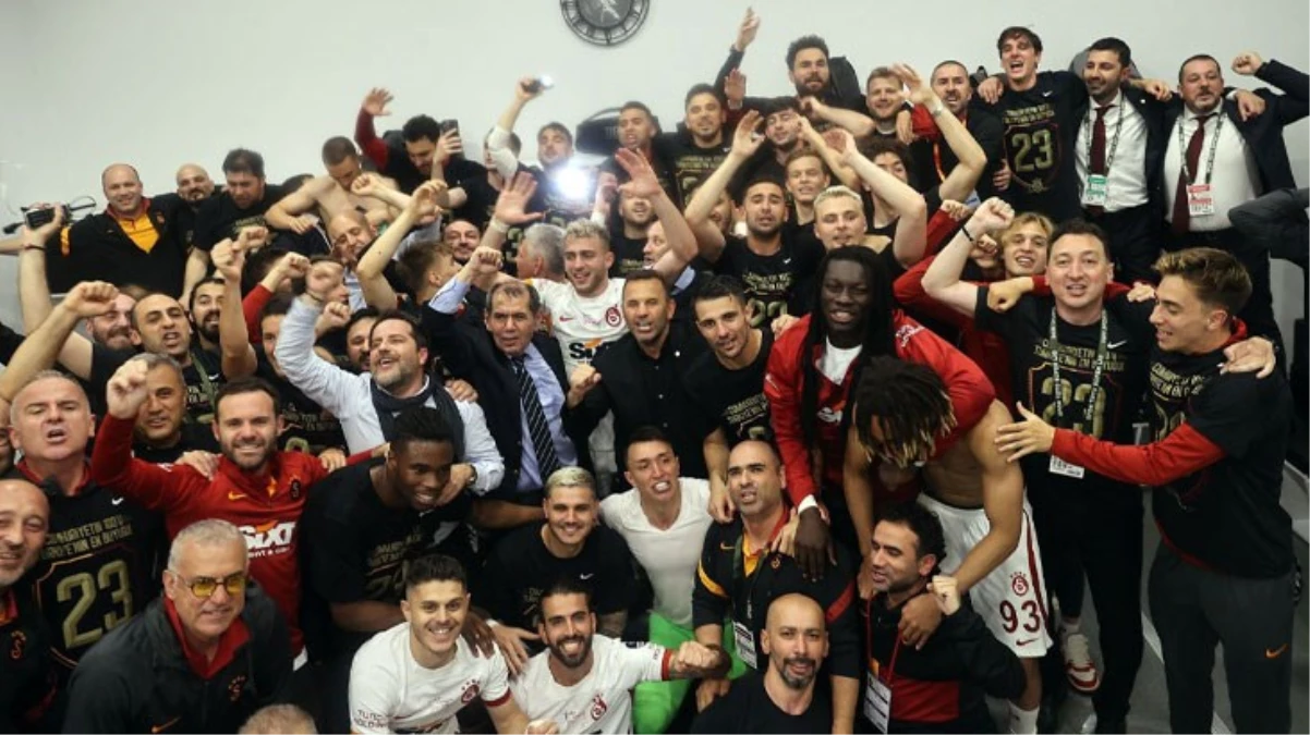 Eyüpspor Başkanı Murat Özkaya, soyunma odasında Galatasaraylı futbolcularla şampiyonluğu kutladı
