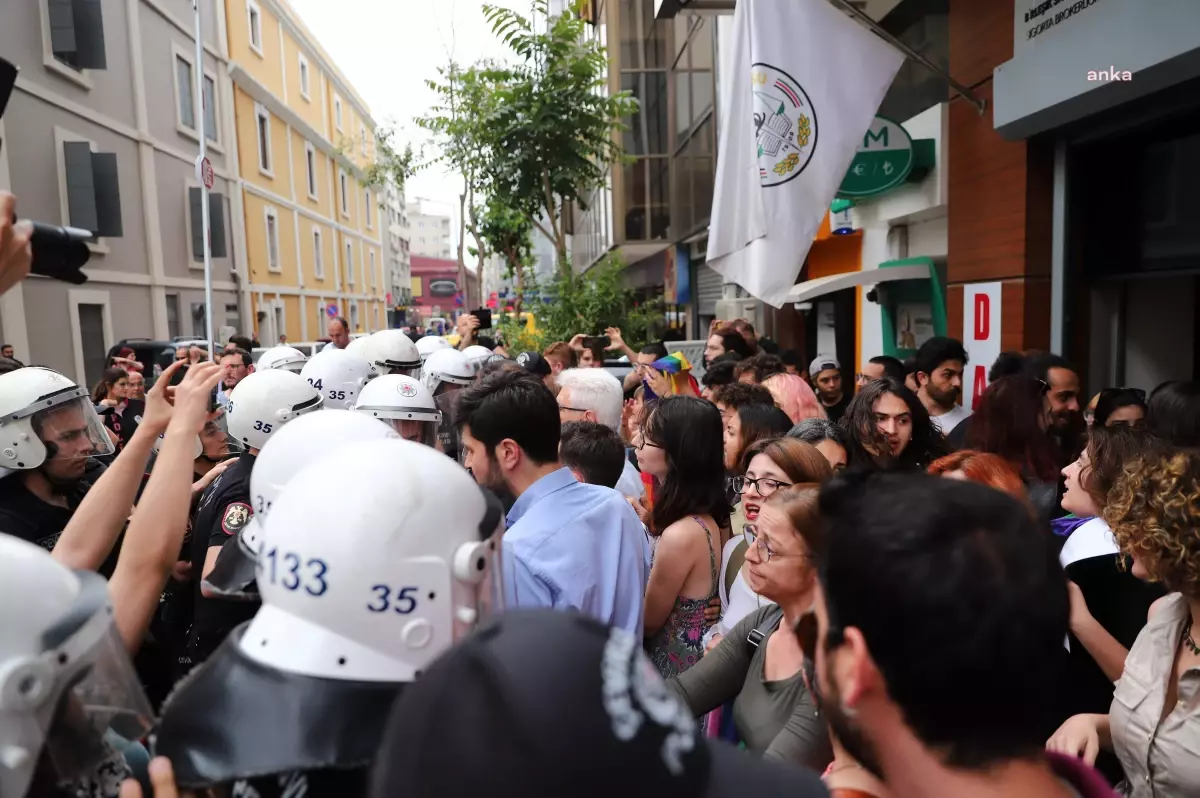 İzmir Barosu Özgür Kürsüsüne Polis Müdahalesi