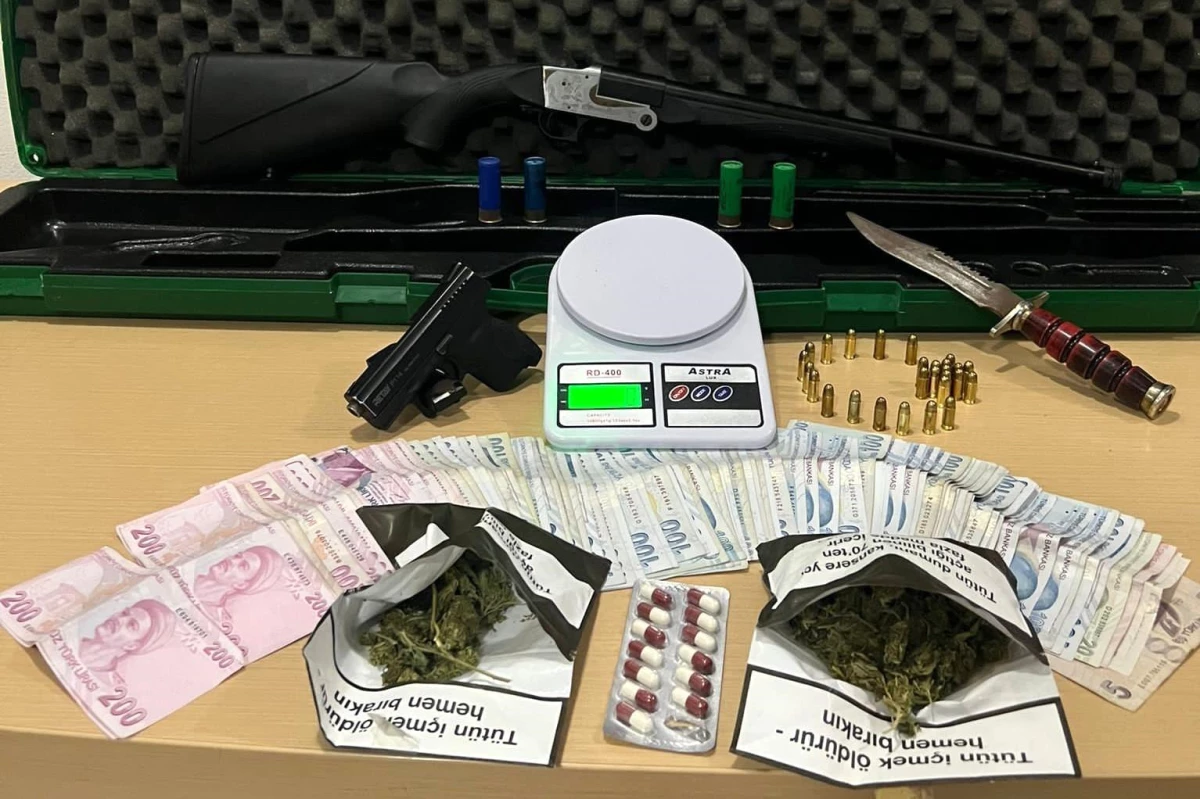 İzmir Bayındır\'da Uyuşturucu Operasyonu: Şüpheli Araçta Uyuşturucu ve Silah Ele Geçirildi