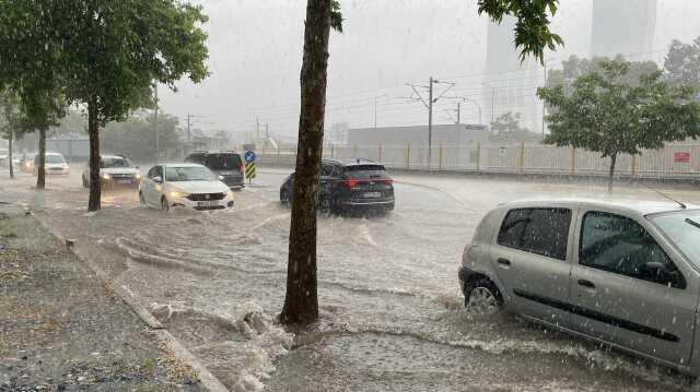 İzmir'deki Sağanak Etkili Oldu yollar göle döndü