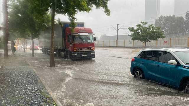 İzmir'deki Sağanak Etkili Oldu yollar göle döndü